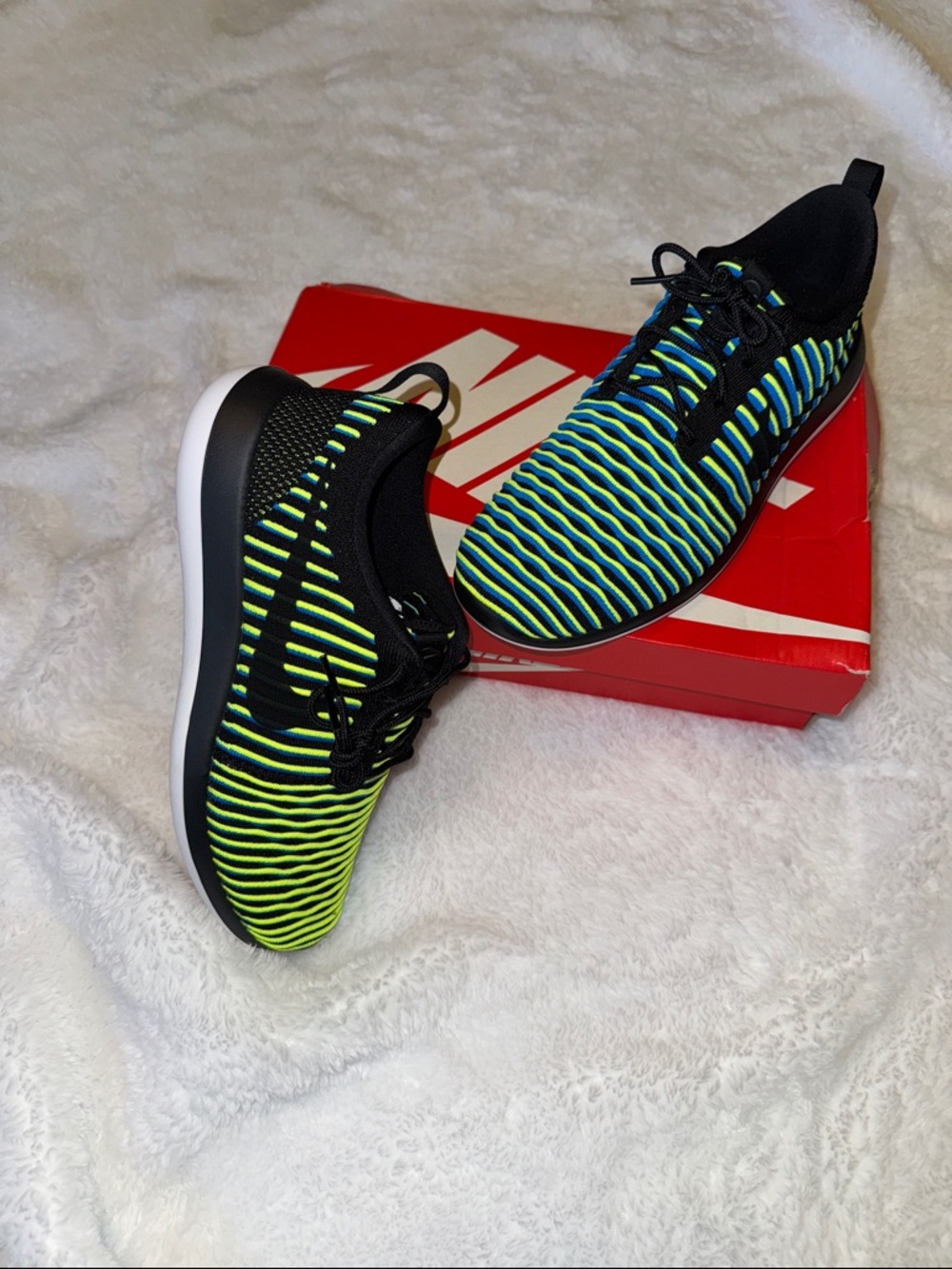 NEW and hard to find! Nike Roshe Two Flyknit Wave-Pattern Trainers